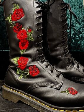 Dr. Marten’s 14 Eye Rose Boots - Embroidered Floral - Size 11 Women’s, Like New